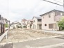 落ち着いた住宅街の中に位置し、新しい暮らしを描き出すための広がりを感じさせる更地です。