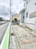 住環境の静けさが漂う、落ち着いた住宅街の風景が暮らしの基盤として穏やかな日常を予感させます。