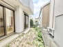 穏やかな時間が流れる、住まいの外側と内側が緩やかに繋がるプライベートな屋外空間です。