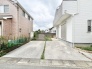 建物同士に適度な距離感が保たれた、静かな住宅街に佇むゆとりのある外構スペースです。