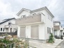 清潔感のある色使いと端正なフォルムが、街並みに穏やかに溶け込む住まい。