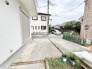 日々の生活の拠点として、穏やかな街並みに溶け込む素朴で落ち着いた佇まいが魅力です。