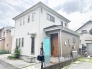 落ち着いた色合いの外観とすっきりとしたフォルムが、街並みに上品な調和を生み出しています。