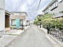 穏やかな住宅街に溶け込み、日々の暮らしが心地よく流れる落ち着いた住環境が広がっています。