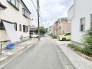 閑静な住宅街に位置し、日々の暮らしに穏やかな落ち着きを感じさせる心地よい住環境が整っています。