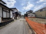 穏やかな空気が流れる住宅街に位置し、日々の暮らしに静かな安らぎをもたらす環境です。