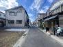 幅員の狭い道ですが、車通りの少ない住宅街に立地してます。
