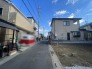 幅員の狭い道ですが、車通りの少ない住宅街に立地してます。
