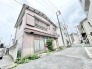 街並みに静かに寄り添い、どこか懐かしさを感じさせる落ち着いた佇まいの外観です。