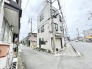街並みに溶け込みながらも確かな存在感を放ち、日々の生活を穏やかに支える住まいです。