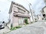 街並みに穏やかに溶け込み、どこか懐かしさを感じさせる落ち着いた佇まいの外観です。