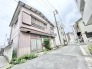時を重ねた趣ある外観が、周囲の住宅街に馴染み、穏やかな日常の風景を形作っています。