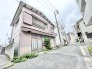 穏やかな街並みに馴染む落ち着いた佇まいで、どこか懐かしさを感じさせる趣ある外観です。