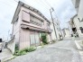静かな住宅街に馴染み、時の流れを感じさせる落ち着いた佇まいが日々の暮らしに安らぎを添えてくれます。