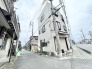 落ち着いた街並みに馴染む、すっきりとしたフォルムが印象的な佇まいです。
