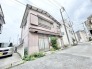 街並みに穏やかに溶け込み、時を重ねてきたからこそ感じられる落ち着いた佇まいが魅力です。