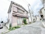 街の風景に穏やかに溶け込み、時を重ねてきたからこそ感じる落ち着いた佇まいが魅力です。