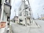 街並みに馴染む落ち着いた佇まいで、周辺環境と調和しながら穏やかな暮らしを育む住まいです。