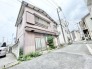 時を経た趣きが街並みに溶け込み、どこか懐かしさを感じさせる落ち着いた佇まいの住まいです。