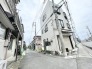 街並みに自然と馴染みながら、暮らしの気配を穏やかに感じさせる佇まいが魅力です。