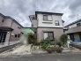 落ち着いた住宅街に佇む、手入れされた植栽と穏やかな外観が日常に安らぎをもたらす住まいです。