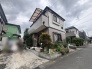 落ち着いた色調の外壁が周囲の街並みに溶け込み、穏やかな日常を予感させる佇まいです。