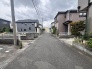 閑静な住宅街に位置し、穏やかな時間の流れを感じさせる落ち着いた住環境が整っています。