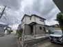 洗練されたツートーンの外観が街並みに馴染み、穏やかな暮らしを予感させる佇まいです。