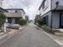 落ち着いた住宅地の一角、日々の暮らしに寄り添う穏やかな街並みが広がっています。