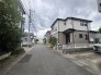 落ち着いた雰囲気が漂う、整然とした住宅街の一角に佇む穏やかな街並みです。