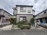 緑豊かな植栽が街並みに穏やかに溶け込み、落ち着いた佇まいを見せる外観です。