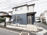 洗練されたツートーンの外観が街並みに馴染み、落ち着きと気品を感じさせる住まいです。