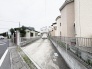 周辺の建物と調和した穏やかな街並みに溶け込み、日々の暮らしに静けさと安心感をもたらす住環境です。