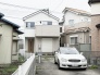 落ち着いた住宅街に佇む、シンプルで端正なフォルムが街並みに溶け込む住まい。