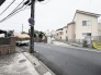 落ち着いた雰囲気の住宅街が広がり、日々の暮らしに静かな安らぎを感じられる周辺環境です。