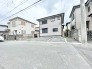 周囲の街並みと調和しながらも、落ち着いた佇まいを見せる住環境が、日々の暮らしに穏やかな安らぎをもたらします。