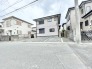 落ち着いた住宅街に佇む、日々の暮らしにゆとりをもたらす穏やかな住環境です。