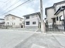 閑静な住宅街に佇む、日々の暮らしに溶け込む落ち着いた佇まいの住まいです。
