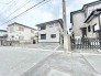 周辺環境と調和する穏やかな佇まいで、日々の暮らしに安らぎを感じさせる住まいです。