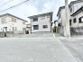 周辺環境と調和する落ち着いた佇まいで、穏やかな日常を予感させる住環境です。