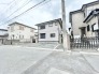 落ち着いた街並みに溶け込む、端正な佇まいが暮らしの安らぎを感じさせます。