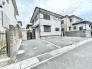 閑静な住宅街に佇む、落ち着いた佇まいとゆとりある敷地が日々の暮らしに安心感をもたらします。
