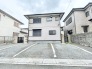 穏やかな住宅街に馴染む、日々の生活を支える落ち着いた佇まいの外観です。