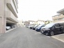 ゆとりあるスペースが確保されており、日々の暮らしに利便性をもたらす落ち着いた景観です。
