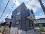 洗練されたダークトーンの外観が、街並みに落ち着いた存在感をもたらす住まい。