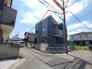 都会的で洗練されたフォルムが周囲の街並みに調和し、住まう人の個性を静かに物語る佇まいです。