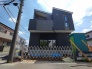 洗練されたダークトーンの外観が、街並みに落ち着いた存在感とモダンな印象を与えています。