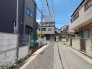穏やかな日常が流れる、落ち着いた雰囲気の住宅街に位置しています。