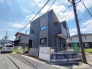 洗練されたフォルムが街並みに静かに溶け込み、落ち着いた佇まいを感じさせる外観です。