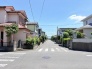 閑静な住宅街が広がり、日々の暮らしに穏やかな安らぎを感じさせる落ち着いた環境です。